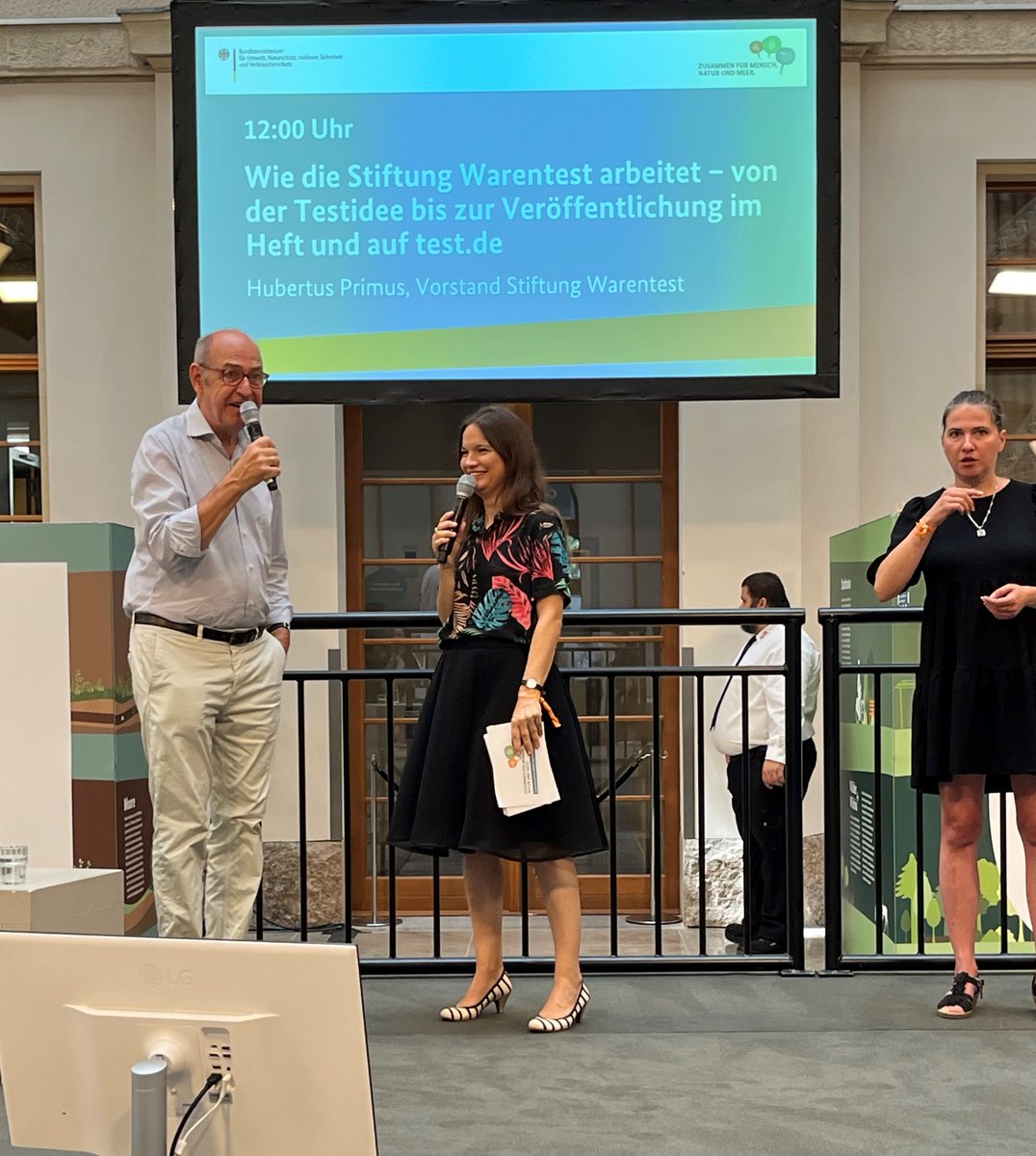 warentest's tweet photo. Spotlight auf Verbraucherschutz beim #TdoT23 der Bundesregierung im @BMUV. Vorstand @HubertusPrimus und die Expert:innen am Stand beantworteten viele Fragen rund um Stiftung #Warentest. Auch Ministerin @SteffiLemke und StS Dr. Christiane Rohleder kamen zum Austausch an den Stand. https://t.co/3Tm1z3CqAg