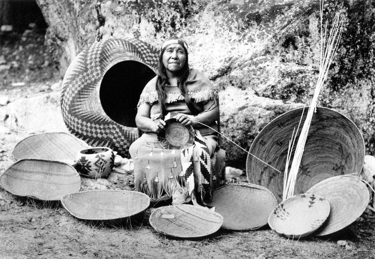 Meet Lucy Parker Telles (1885-1955), a Yosemite Indian, who wove fine basketry used for processing acorn, their staple food. Read more about how this technology contributed to anti-slavery on the West Coast. 
frontalobe.substack.com/p/slow-read-bo…