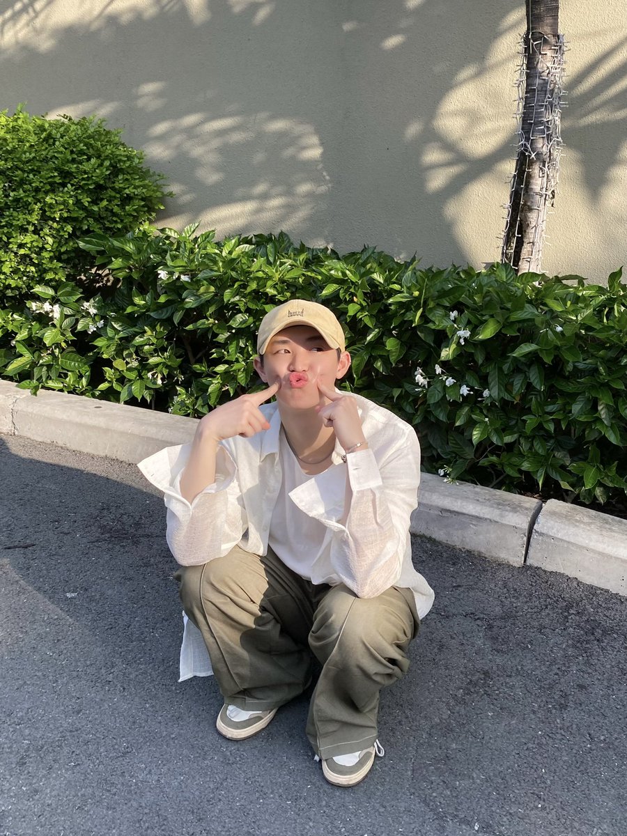 _CONG_twt's tweet photo. You may get sunburned while out on the street.
If you're afraid of it, just hide in my heart. ❤️‍🔥

#CONGB #콩비 #mustation https://t.co/F0lD3W335T