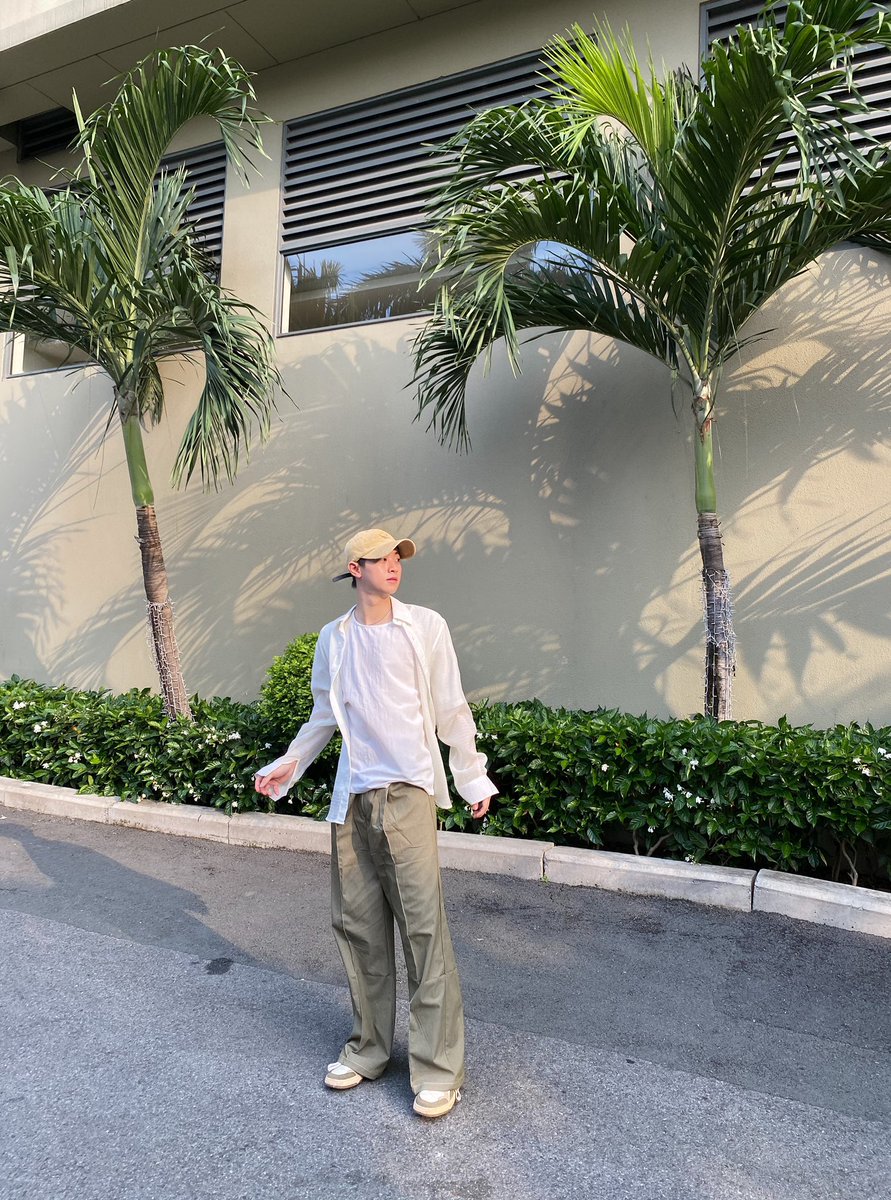 _CONG_twt's tweet photo. You may get sunburned while out on the street.
If you're afraid of it, just hide in my heart. ❤️‍🔥

#CONGB #콩비 #mustation https://t.co/F0lD3W335T