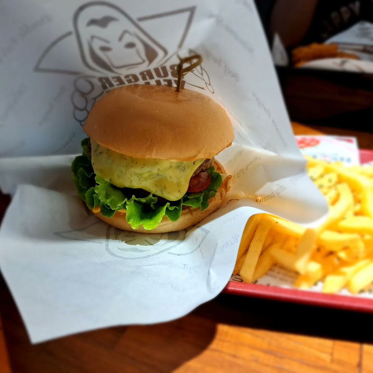 sandydudu1616's tweet image. 第一次吃到鹿肉做成的漢堡
口味跟牛肉很接近
漢堡真的好吃
炸魚對我而言腥味太重
#Buger Yellow