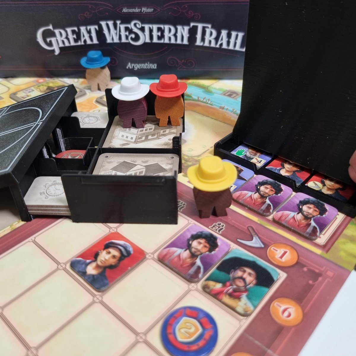 EurohellDesign's tweet image. Coming soon - Insert for Great Western Trail ARGENTINA 🐄🐂🐃 with completely closed lid, vertically storable and sustainably produced. Our A,B,C tile dispenser to refill the preview fields is part of the insert🤠.
#Eurohell #boardgameinsert #GreatWesternTrailArgentina #SPIEL23