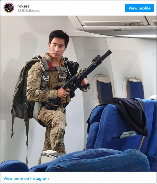 ShanghaiEye's tweet photo. #KenRhee, a South Korean YouTuber and former special forces officer, has been sentenced to a year and six months in prison for violating the Passport Act, according to the Seoul Central District Court. Rhee illegally traveled to #Ukraine to join volunteers fighting in March 2022. https://t.co/OGhZ7Om4KR