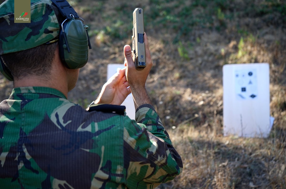 Exercito_pt's tweet photo. 📢O Exército 🇵🇹 ministra ao 1⃣.º Curso Especial de Formação de Oficiais e ao 1⃣.º Curso de Formação de Oficiais de 2⃣0⃣2⃣3⃣ sessões de tiro de Pistola Glock 17 Gen 5 FS.
🔗https://t.co/RSBcYRuuo9
Ao serviço dos Portugueses.
#ExércitoPortuguês #EA #CFO #CEFO @defesa_pt https://t.co/cJ9WggY71C