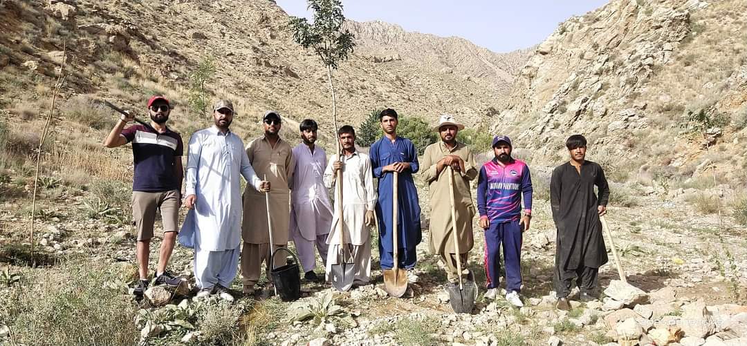 bilalbazai's tweet photo. #اشر
#تکتو
#وش_زوانان
سرہ غوڑ گئی خدمت ٹولنہ کے جانب سے تکتو لکئی میں ایک بار پھر شجر کاری مہم ہوا جس میں خدمت ٹولنہ کے ساتھیوں نے حصہ لیا۔ خدمت ٹولنہ پچھلے کہی سالوں سے تکتو میں شجر کاری پہ کام کرتا رہا ہے اور مستقبل میں بھی یہ سلسلہ جاری رہیگا
#sktf
#plantationdrive
#takatu https://t.co/QHqgT8XKmV