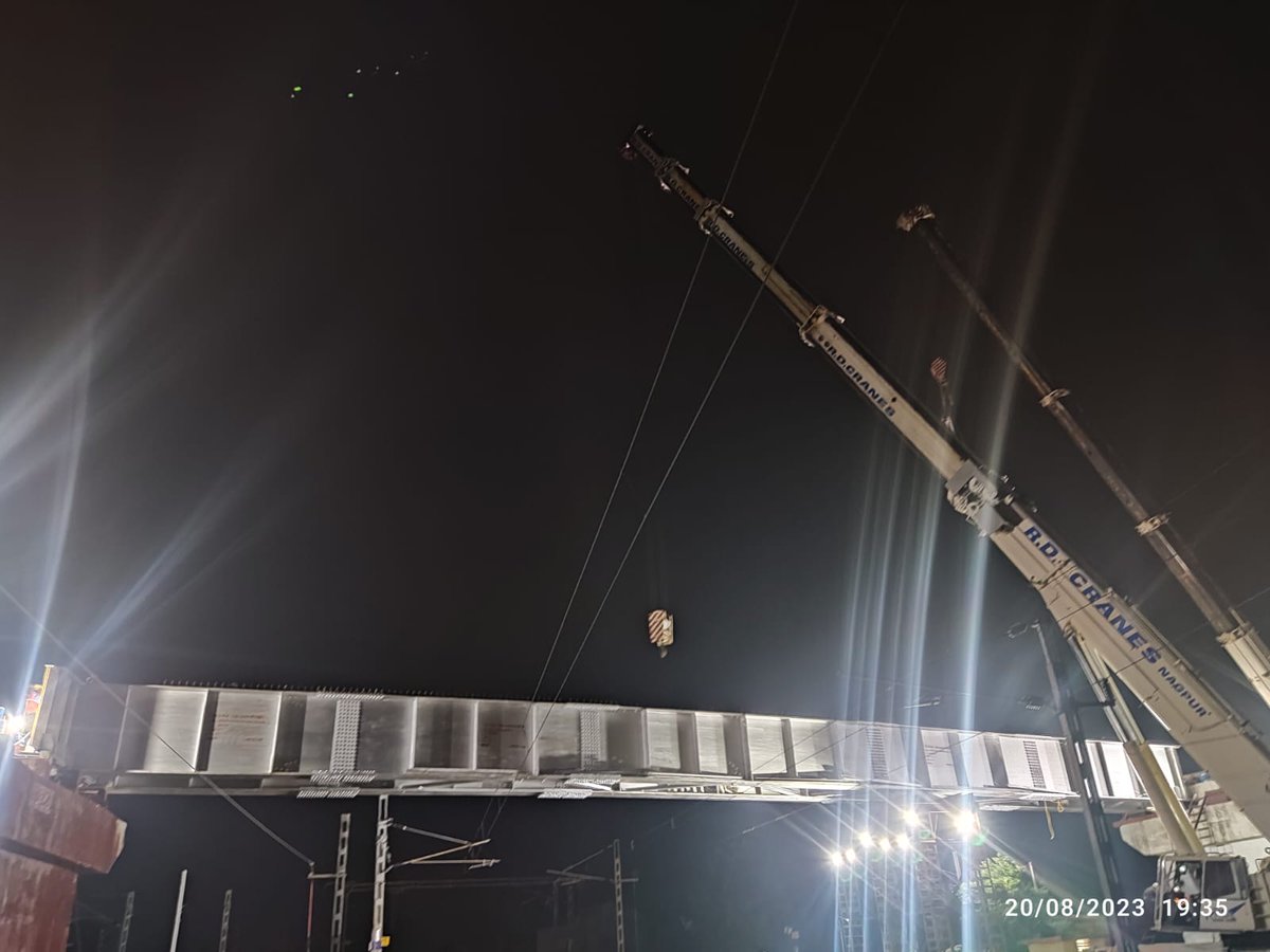 Maharail_Corp's tweet photo. #MRIDC successfully launched 2 composite Steel Girders of 45m span in 2hrs 50 min time over Railway portion at LC 282B between Katol & Kalambha Stn of Nagpur Div.@Central_Railway.90% construction work is completed in @mahapwdofficial portion of this ROB
#infrastructure #Railway https://t.co/8ULVwXiFVX
