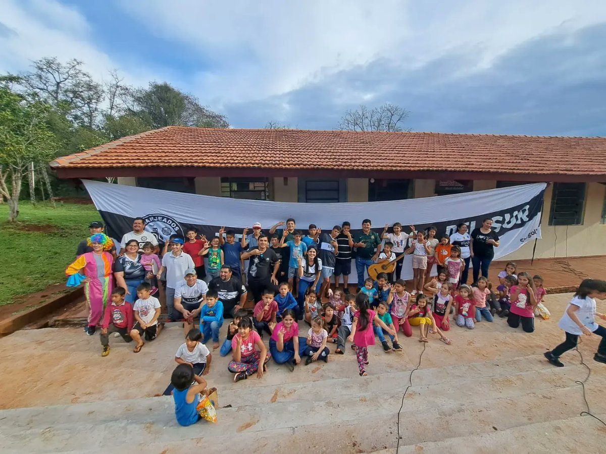 franjeadosdlsur's tweet photo. ¿Cómo puedo hacer que mi club sea más grande?

Alentar, lo hacemos todos, pero; ¿Qué más puedo hacer?

En la Peña FDS creímos desde nuestra fundación, que en obras y acciones también hacemos que más personas (niños y adultos) simpaticen con el Olimpia, por ello, no nos cansamos https://t.co/mHtJDl76OL