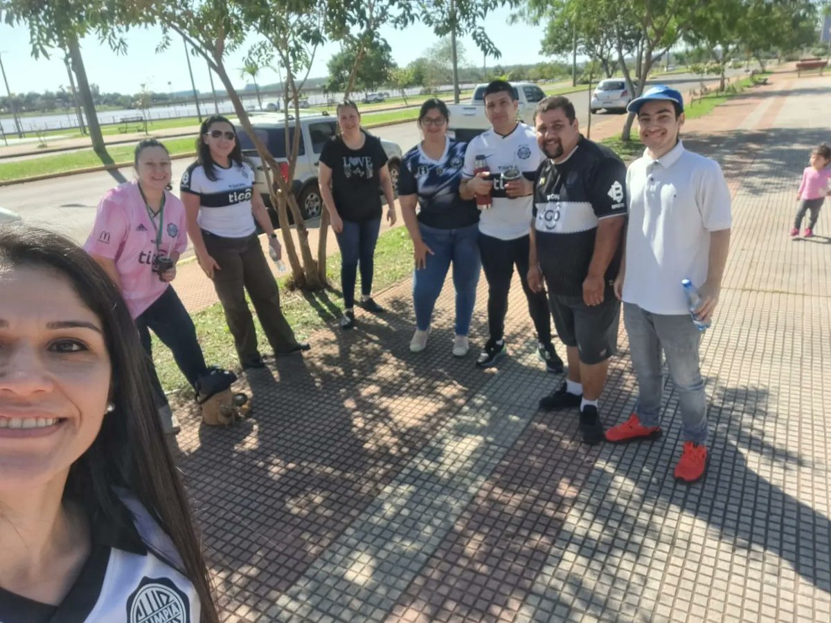 franjeadosdlsur's tweet photo. ¿Cómo puedo hacer que mi club sea más grande?

Alentar, lo hacemos todos, pero; ¿Qué más puedo hacer?

En la Peña FDS creímos desde nuestra fundación, que en obras y acciones también hacemos que más personas (niños y adultos) simpaticen con el Olimpia, por ello, no nos cansamos https://t.co/mHtJDl76OL