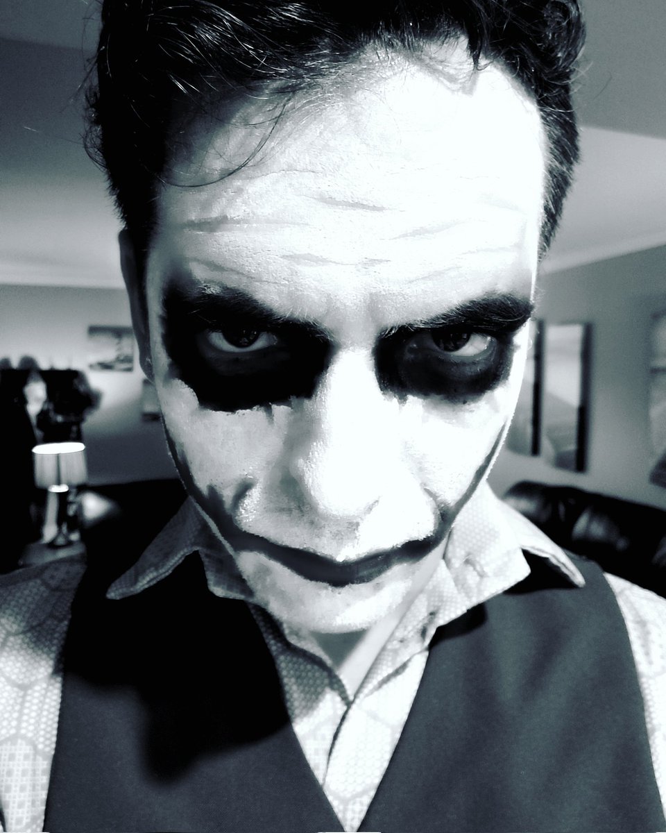 Jokers_Stream_'s tweet photo. 🌟 New to #cosplay? Start with a character you LOVE! Passion shines through, and you'll be more motivated to perfect the details. Fellow cosplayers, who was your first character? ❤️🎭 My first vs 1 of my last of Joker. #CosplayBeginners #MyFirstCosplay #streamer #twitch #joker https://t.co/1BgKMeTJl3