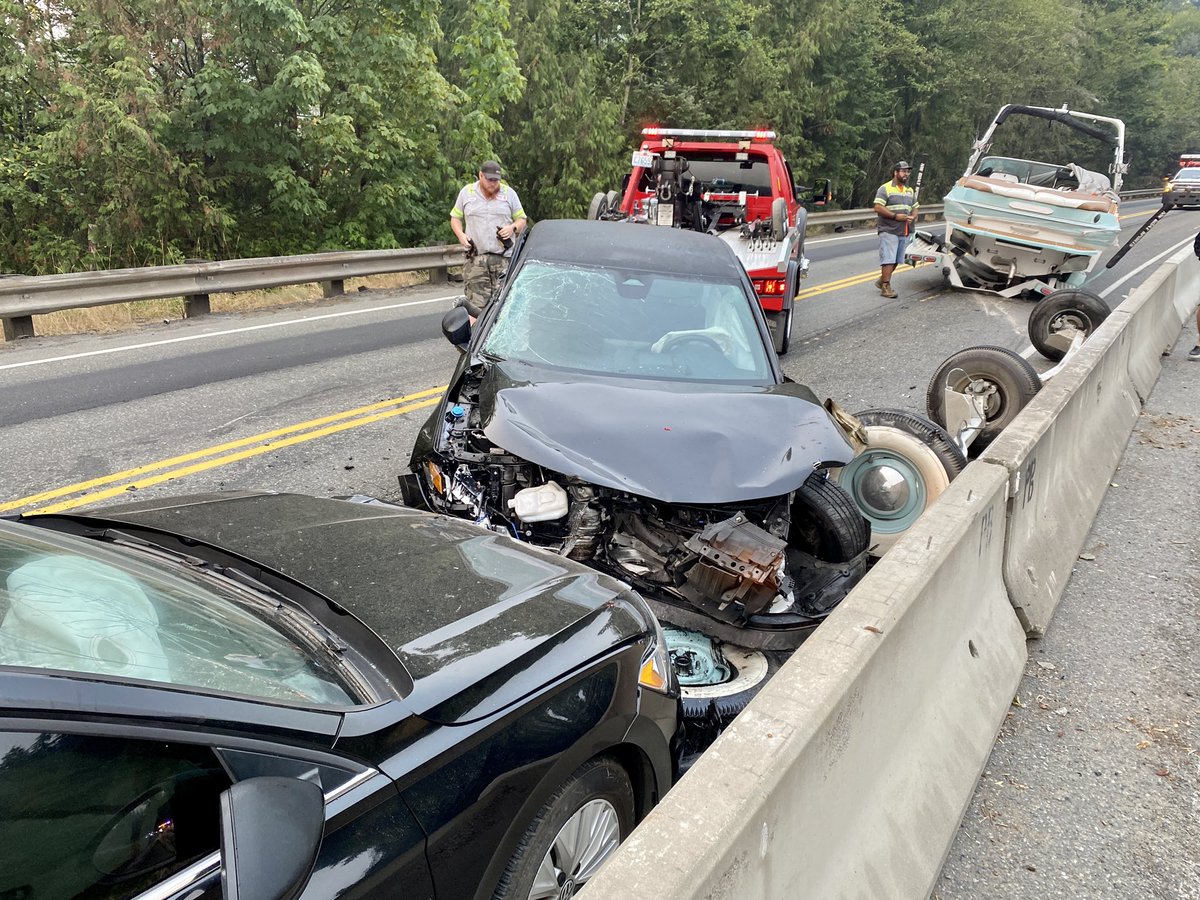 wspd2pio's tweet photo. Both directions of SR18 between I90 and the Issaquah Hobart Rd have been closed for a collision. Here is a daylight picture showing the reason why. Tow trucks are on scene now and making efforts to get the road open. CK https://t.co/SEwVRt9eOR