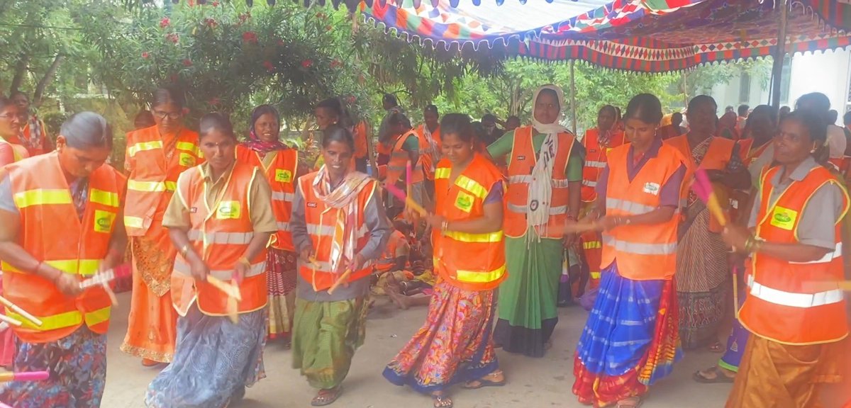 SomaSingireddy's tweet photo. మూడో రోజుకు చేరిన జిహెచ్ఎంసి కార్మికుల ధర్నా మరియు వంటా - వార్పు కార్యక్రమం..
కోలాటలాడుతూ వినూత్న రీతిలో నిరసన తెలిపిన కార్మికులు... వరుసగా మూడో రోజు కూడా తమ హక్కుల కోసం పోరాడుతున్న జిహెచ్ఎంసి కార్మికులకు అండగా నిలిచి వారికి నీరు మరియు ఆహారాన్ని అందించడం జరిగింది.
#ghmcworkers https://t.co/8ujnajeysJ