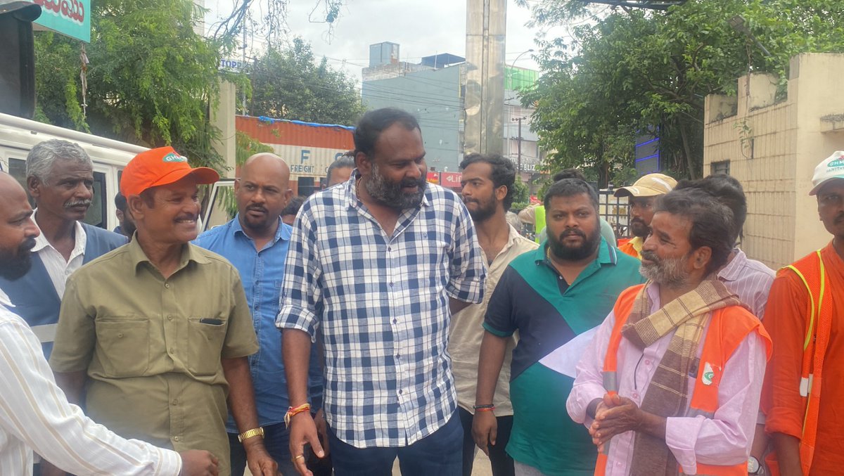 SomaSingireddy's tweet photo. మూడో రోజుకు చేరిన జిహెచ్ఎంసి కార్మికుల ధర్నా మరియు వంటా - వార్పు కార్యక్రమం..
కోలాటలాడుతూ వినూత్న రీతిలో నిరసన తెలిపిన కార్మికులు... వరుసగా మూడో రోజు కూడా తమ హక్కుల కోసం పోరాడుతున్న జిహెచ్ఎంసి కార్మికులకు అండగా నిలిచి వారికి నీరు మరియు ఆహారాన్ని అందించడం జరిగింది.
#ghmcworkers https://t.co/8ujnajeysJ