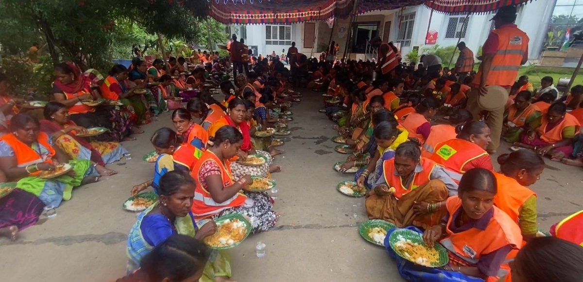 SomaSingireddy's tweet photo. మూడో రోజుకు చేరిన జిహెచ్ఎంసి కార్మికుల ధర్నా మరియు వంటా - వార్పు కార్యక్రమం..
కోలాటలాడుతూ వినూత్న రీతిలో నిరసన తెలిపిన కార్మికులు... వరుసగా మూడో రోజు కూడా తమ హక్కుల కోసం పోరాడుతున్న జిహెచ్ఎంసి కార్మికులకు అండగా నిలిచి వారికి నీరు మరియు ఆహారాన్ని అందించడం జరిగింది.
#ghmcworkers https://t.co/8ujnajeysJ
