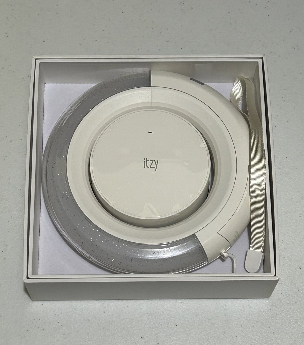 ✦ . .  wts | lfb | ph #yjmncartsells 
Itzy Lightring 
𓂋 ₱1,800
𓂋 onhand
𓂋 rcbyt !
𓂋 payo / dop (w dp)
𓂋 dm me for more pictures !
yjmncart.carrd.co 

dm / reply to claim !

💭 itzy lia chaeryeong ryujin yeji yuna guess who cake cil light ring lightstick pc photocard