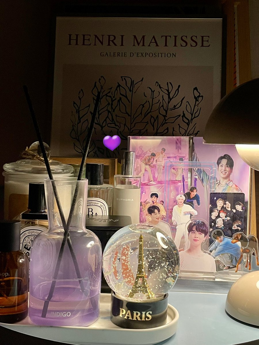 Kookie_is_mine_'s tweet photo. ✨In my room_BTS Zone ✨
탄이들 보고 있음 기분이 조크든요 💜
(이건 비록 일부이지만 헤헿 😉
#army #btszone #덕후룸 #덕질존 https://t.co/YK7VW1oK72