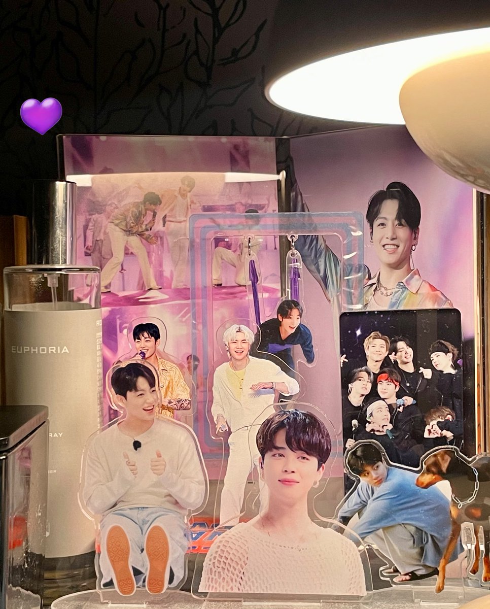 Kookie_is_mine_'s tweet photo. ✨In my room_BTS Zone ✨
탄이들 보고 있음 기분이 조크든요 💜
(이건 비록 일부이지만 헤헿 😉
#army #btszone #덕후룸 #덕질존 https://t.co/YK7VW1oK72