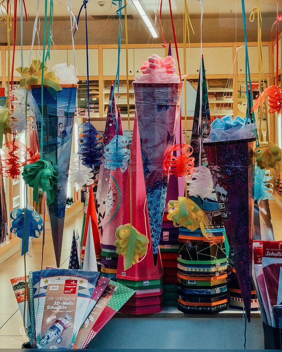 ChrisTud0r's tweet photo. School already started in some parts of Germany, and kids are carrying around their "school cones" or "sugar cones" with sweets and goodies.
🍬🍭🍫
The oldest accounts are 200 years old and mention them in Jena, Dresden and Leipzig.  1/2
#Schultüte #Zuckertüte #Schulstart https://t.co/bGNAbDHopj