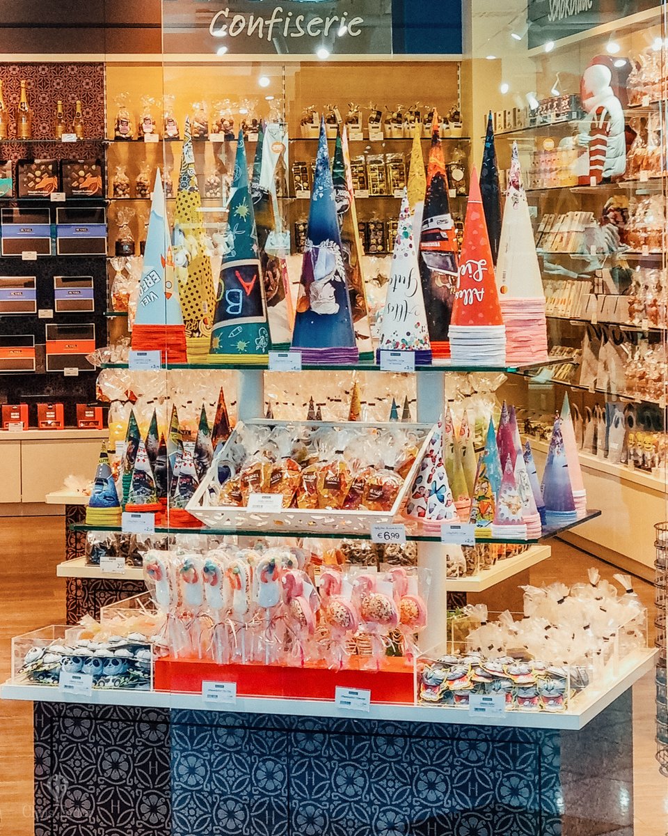 ChrisTud0r's tweet photo. School already started in some parts of Germany, and kids are carrying around their "school cones" or "sugar cones" with sweets and goodies.
🍬🍭🍫
The oldest accounts are 200 years old and mention them in Jena, Dresden and Leipzig.  1/2
#Schultüte #Zuckertüte #Schulstart https://t.co/bGNAbDHopj