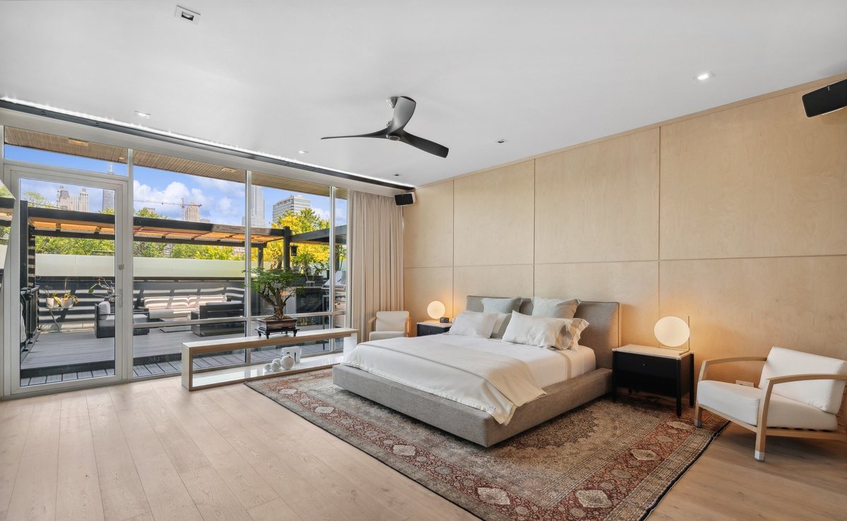 properties's tweet photo. Modern living awaits at this River North gem boasting 3BR/2 bath in a boutique building with private elevator access. 🏙️ See more: https://t.co/sg1Gh4MaXe
#StopLookingStartFinding
----
925 N Larrabee Street #2S Chicago, Illinois 60610
Offered for: $949,000
Listed by: Paul Ragi https://t.co/pDyzziDrVE