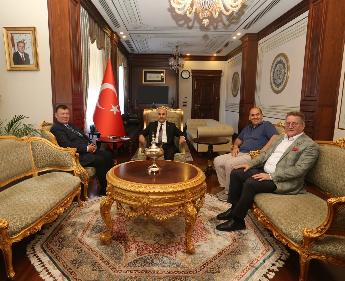 BursaValiligi's tweet photo. Mudanya Üniversitesi Mütevelli Heyet Başkanı Gıyasettin Bingöl, Heyet Üyesi Ali Mollasalih ve BKM Kitap Yönetim Kurulu Başkanı Kutbettin Bingölbalı, Vali @mahmutdemirttas'ı Makamında Ziyaret Etti. https://t.co/77wW8AdEwl