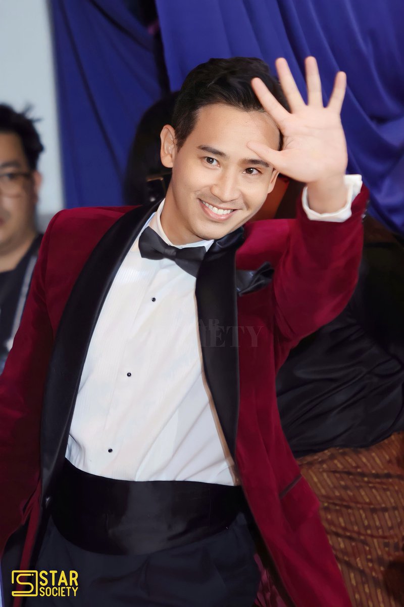 ไม่ให้เป็นนายกหรอ งั้นเป็นดาราก็ด้ายยย 🤣

#ManSuangGala #แมนสรวงปฐมทัศน์ #นายกพิธา