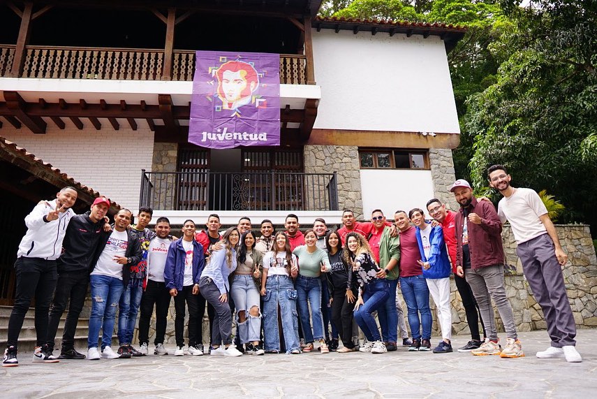 JuventudPSUV's tweet photo. #21Ago. Entre alegría, formación y mucho ímpetu revolucionario, nos encontramos con las comisionadas y comisionados de Comunicación de la Juventud del Partido Socialista Unido de Venezuela (JPSUV).  #ConversaítoConMaduro @NicolasMaduro @Grecia_Jpsuv @PartidoPSUV https://t.co/jyRxY6y5Kg