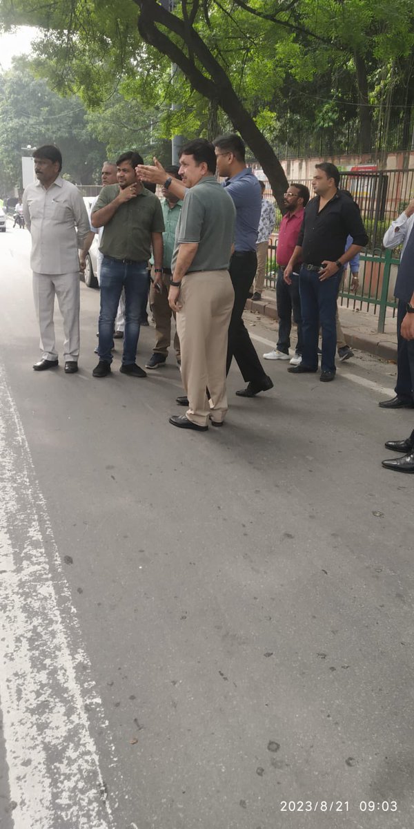 Inspection of sanitation work by Sh. Kumar Abhishek, IAS, DC KBZ with the field staff as well as Officers of ward No.82 (Pahar Ganj) & 141 (Rajinder Nagar) dated 21.08.2023. #inspection #morninginspection @LtGovDelhi @OberoiShelly @GyaneshBharti1 @MCD_Delhi