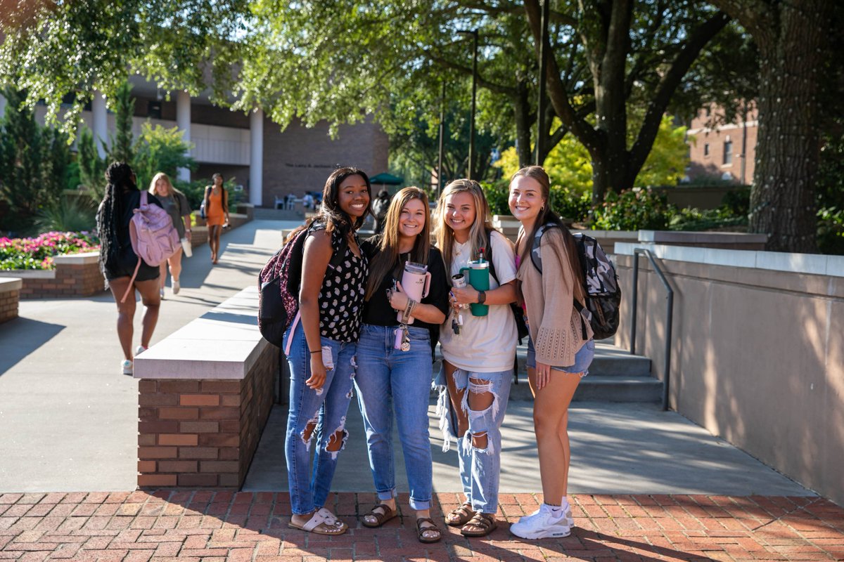 LanderUniv's tweet photo. Classes have started! Which one are you most looking forward to?
#learnatlander #lifeatlander #cLawsUp #firstday #firstdayofschool https://t.co/GkULYH3Oik