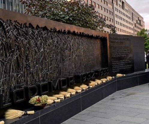 *Featured Commemoration* The Holodomor Memorial is dedicated to the millions of Ukrainians who perished in the man-made famine of 1932-1933. It is is 1 of 3 monuments in DC designed by women. More at planning.dc.gov/cwprofiles. #CommemorationDC 

➡️ publicinput.com/cwtap
