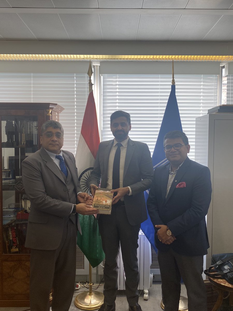 VishalVSharma7's tweet photo. To discuss 45COM of the #WHC, DPD of #SaudiArabia Mr. Nasser Alsubale visited PDI. Gifted him a copy of Iyengar #Yoga, the philosophic Sanskrit text the #BhagavadGita &amp; info-brochure on #India - land of philosophy, #P2G2 (Pro-People Good Governance). 
🇮🇳 🇸🇦 🇺🇳 https://t.co/rX1nr06GEU