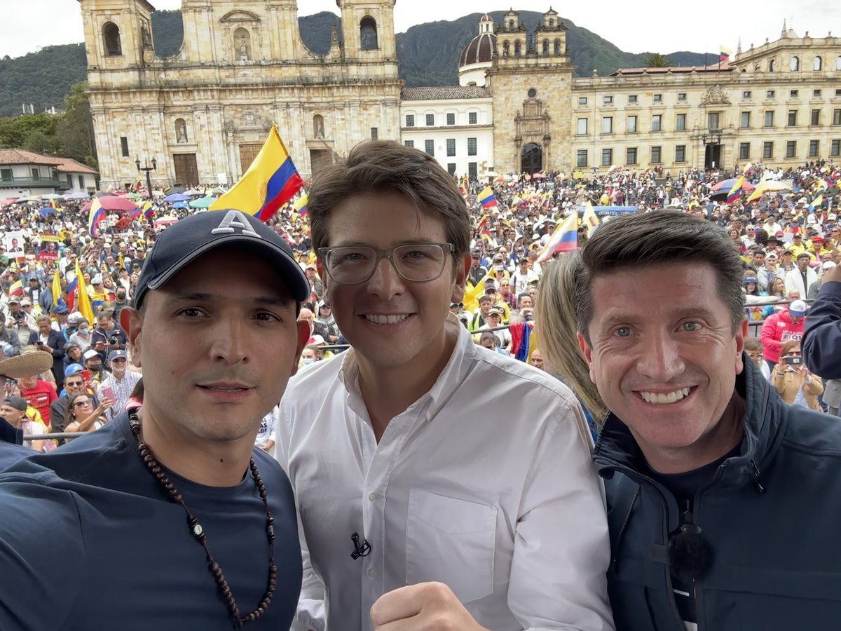 En la foto: El que revictimizó a Rosa Elvira Celi cuando era secretario de gobierno de Bogotá. El que mandó a bombardear niños y a sacarle los ojos a los manifestantes y el lame culos amigo del que salió a darle bala a los manifestantes en Cali. 

Tres hijueputas! 🤭