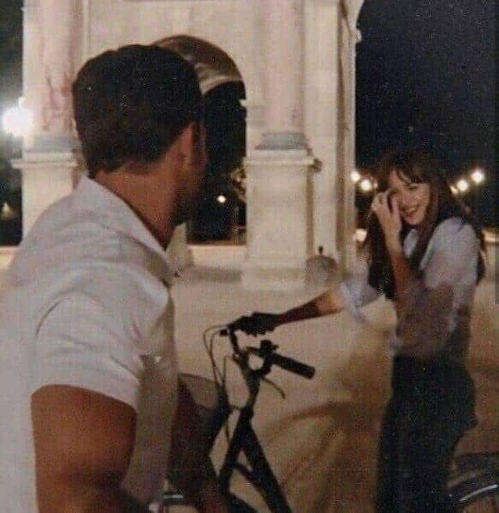يختفي قبح العالم عندما تلتقي بالوجه الذي تُحبهُ.❤️