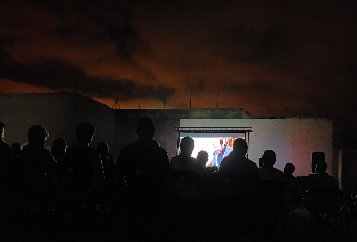 fontdeleguey's tweet image. En el Camp d'Elx va haver-hi una dotzena de cines. En Valverde dos, d'estiu i d'hivern.
"...a l'estiu anàvem al cine, també la filles del Conde de Lo Entxotxim que estaven estiuejant. A la porta del cine el cacauero posava una paraeta de cacauets, gravanços, panses i avellanes.."