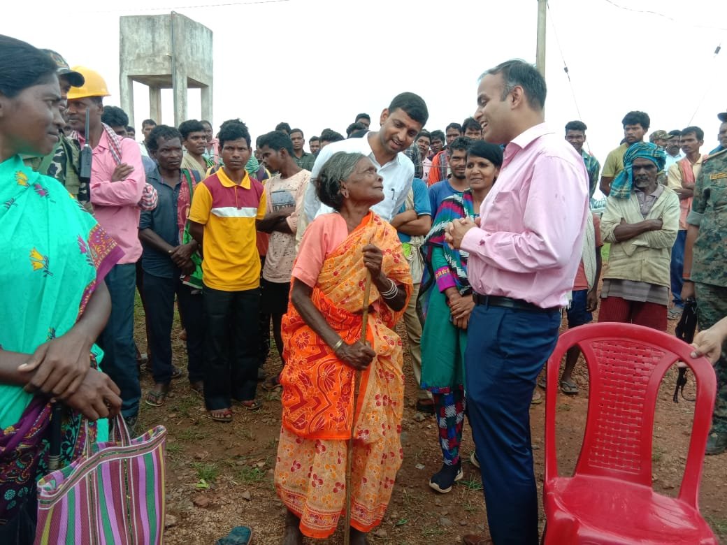 DCGumla's tweet photo. बिशुनपुर स्थित पाट क्षेत्र नरमा,अमतीपानी,गुरदरी एवं चिरोडीह पंचायतों के भ्रमण के दौरान ग्रामीणों से मुलाकात कर उनके क्षेत्रों में जन संवाद का आयोजन किया गया एवं उनकी समस्याओं को सुना गया। विद्यालय एवं आंगनवाड़ी केंद्रों का भी निरीक्षण कर संबंधित अधिकारियो��� को आवश्यक निदेेश दिए। https://t.co/8rYITE5jOg