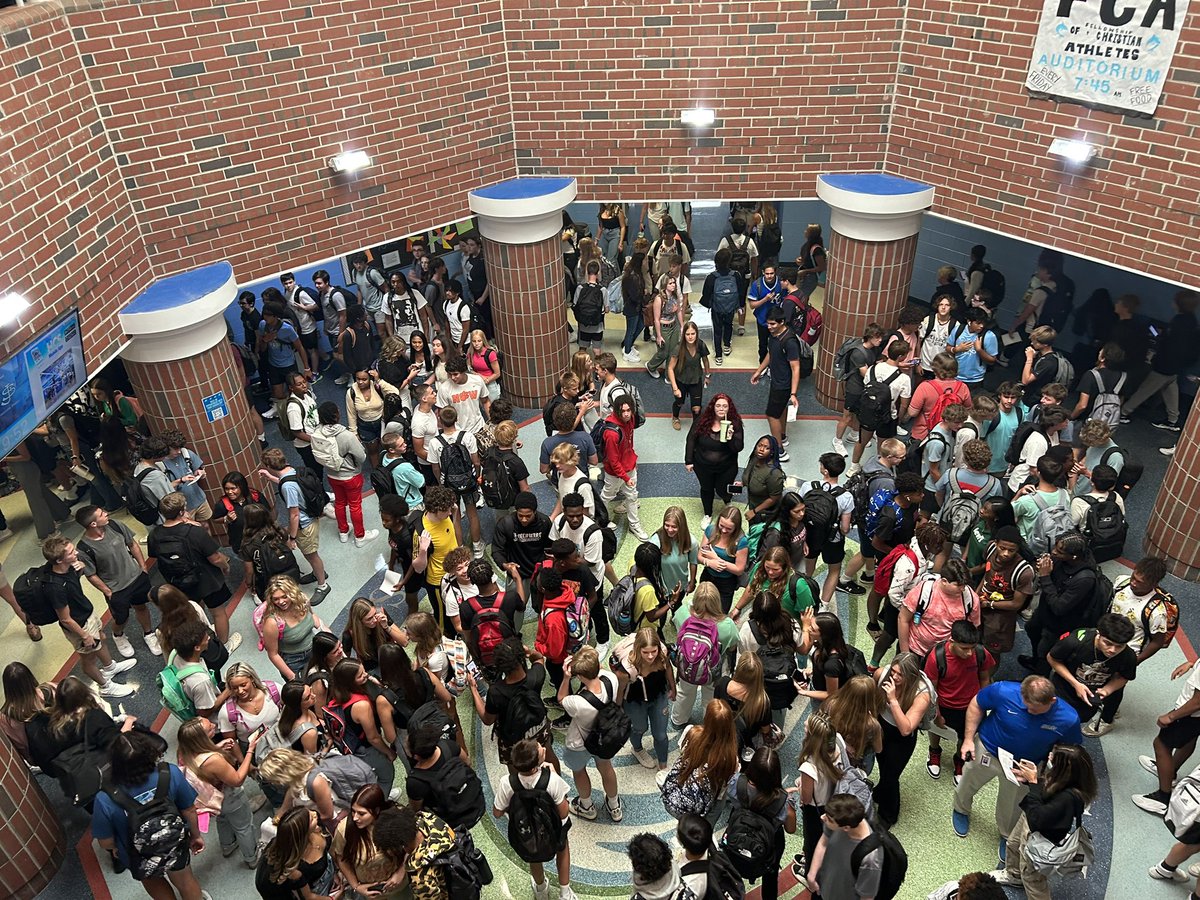 BMahaffey33's tweet photo. That’s a whole lotta Sharks! Welcome back to the BEST student body anywhere! #SJHSSharks 🦈#HCSBacktoSchool https://t.co/USgGcYoMd4