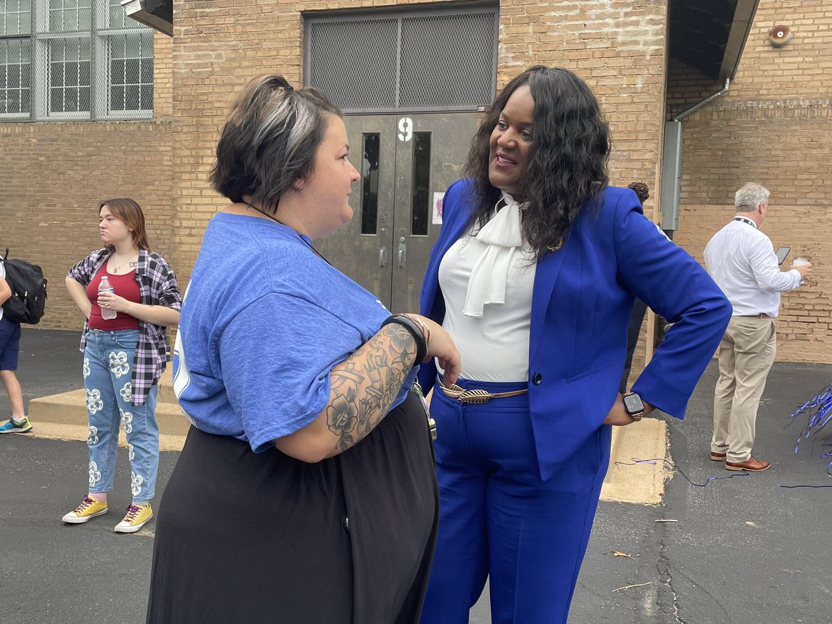 The new SLPS Superintendent Dr. Keisha Scarlett greets students, parents and teachers this morning on the first day of school at Betty Wheeler Classical Junior Academy <a href="/SpectrumNewsSTL/">Spectrum News St. Louis</a> <a href="/SLPS_INFO/">Saint Louis Public Schools</a>