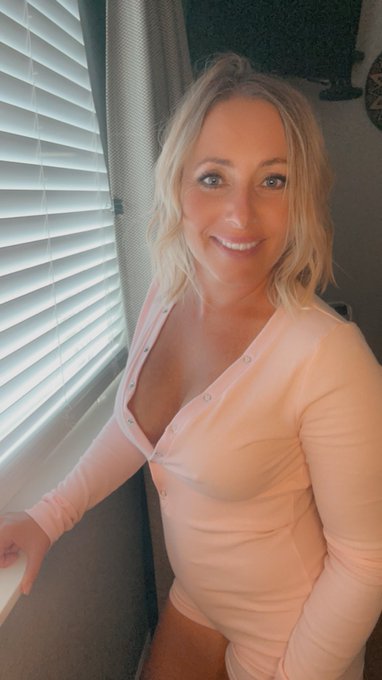 Happy MILF Monday  Sale!  Save 40% for the next couple days on my end of summer sale !  https://t.co/XezSefK85t