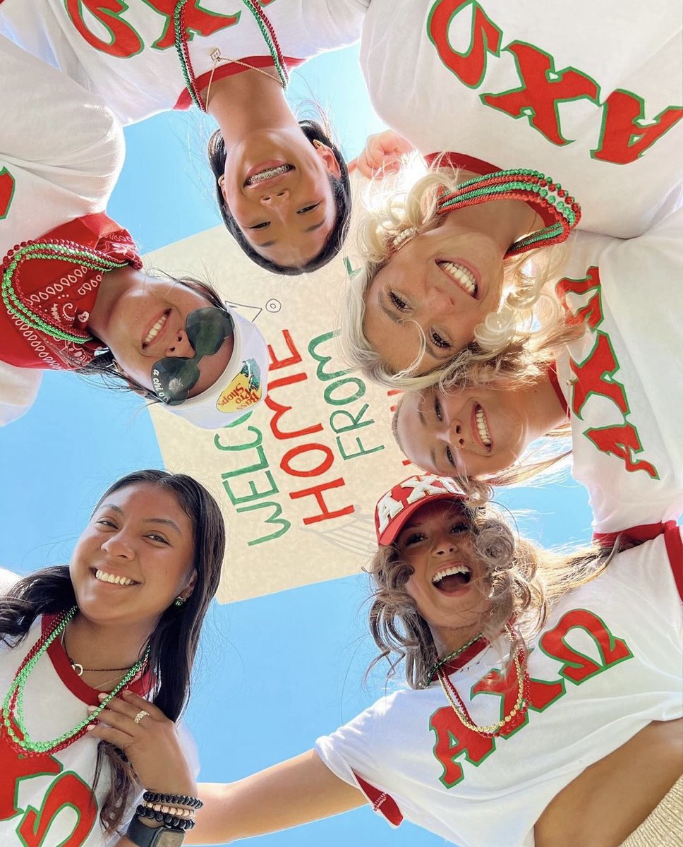 AXO_UTTyler's tweet photo. BID DAY! BID DAY! 
christmas in august!!
OUR CUTIES ARE FINALLY HOME!!
they’re so perfect.
as always- LITB ❤️💚 https://t.co/UrpdjysAbs