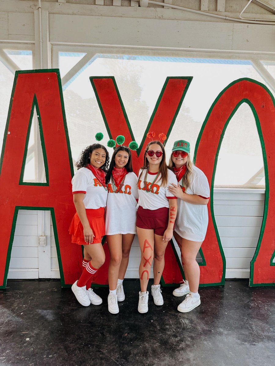 AXO_UTTyler's tweet photo. BID DAY! BID DAY! 
christmas in august!!
OUR CUTIES ARE FINALLY HOME!!
they’re so perfect.
as always- LITB ❤️💚 https://t.co/UrpdjysAbs