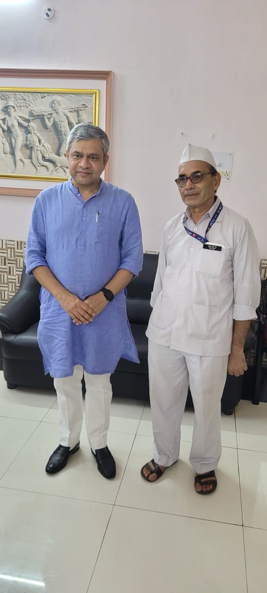 DrmJhansi's tweet photo. माननीय श्री @AshwiniVaishnaw  जी ने आज ग्वालियर तथा दतिया स्टेशन के दौरे के अवसर पर रेल कर्मयोगी को उनकी बेहतरीन सेवाओं की प्रशंशा करते प्रोत्साहित किया | 
#AmritBharatStationScheme 
#StationRedevelopmet https://t.co/VkxnkJ8DrS