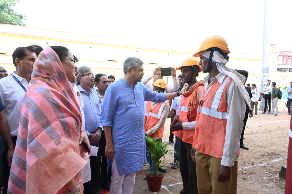 DrmJhansi's tweet photo. माननीय श्री @AshwiniVaishnaw  जी ने आज ग्वालियर तथा दतिया स्टेशन के दौरे के अवसर पर रेल कर्मयोगी को उनकी बेहतरीन सेवाओं की प्रशंशा करते प्रोत्साहित किया | 
#AmritBharatStationScheme 
#StationRedevelopmet https://t.co/VkxnkJ8DrS