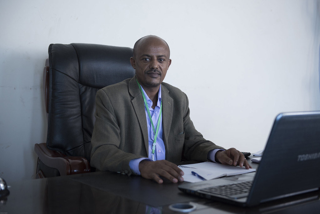amorawwub's tweet photo. አብይ አህመድ  በአምስት ዓመት ለአማራ የመረጠለት ስድስተኛው አዲሱ "መሪ" አረጋ ከበደ ማለት ይሄ ነው:: 

የአብይ አህመድ Strategy ቀላል ነው:: እንዲህ ያልተለመዱ ፊቶችን ወደፊት ያመጣና ሕዝቡ እስኪለማመዳቸው ድረስ እሱ ፕሮጀክቱን ለመጨረስ:: 

ይልቃልንም ከሆነ ቦታ ፈልፍሎ ነበር ያወጣው:: በነገራች ላይ ትግራይም Same Strategy ነበር ሽግግር መንግስት ብሎ ሲያቋቁም:: 

ለማንኛውም አማራ ለውጥ ሚፈልገው ከአራት ኪሎ ነው::