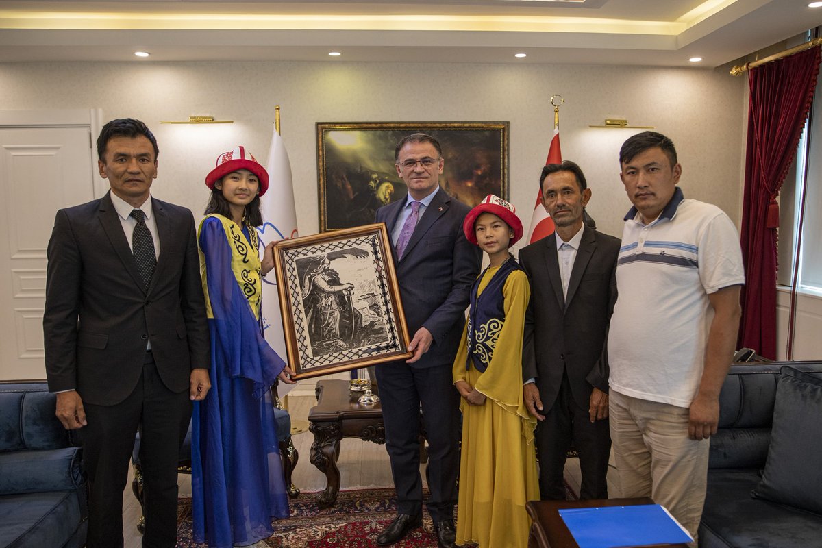 Erciş İlçesi Ulupamir Okul Aile Birliği Başkanı Sn. Hasan Şanlı ve beraberindeki heyet, Valimiz Sn. Ozan Balcı'yı makamında ziyaret etti.

Ziyarette öğrenciler, Valimiz Sn. Ozan Balcı'ya Manas Destanı konulu tablo takdim etti.
