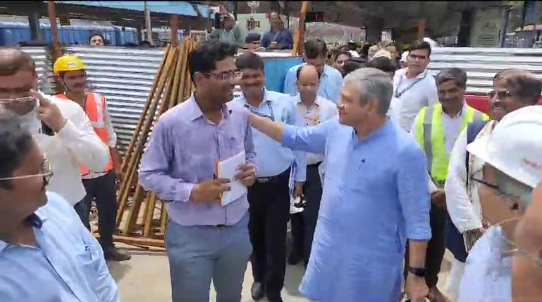माननीय श्री <a href="/AshwiniVaishnaw/">Ashwini Vaishnaw</a>  जी ने आज ग्वालियर तथा दतिया स्टेशन के दौरे के अवसर पर रेल कर्मयोगी को उनकी बेहतरीन सेवाओं की प्रशंशा करते प्रोत्साहित किया | 
#AmritBharatStationScheme 
#StationRedevelopmet