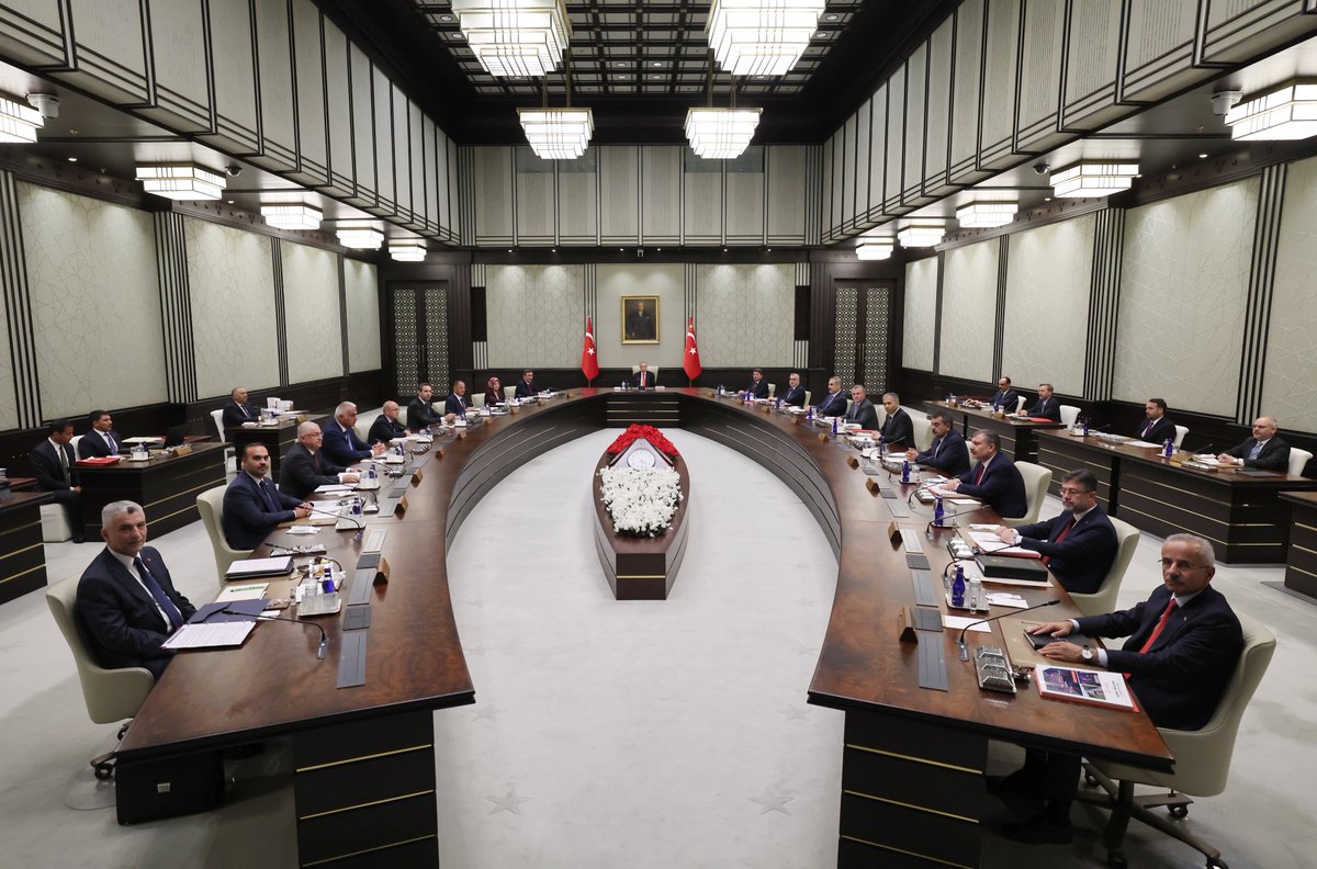Cumhurbaşkanımız Recep Tayyip Erdoğan, Cumhurbaşkanlığı Külliyesi'nde Kabine Toplantısı'na başkanlık etti.