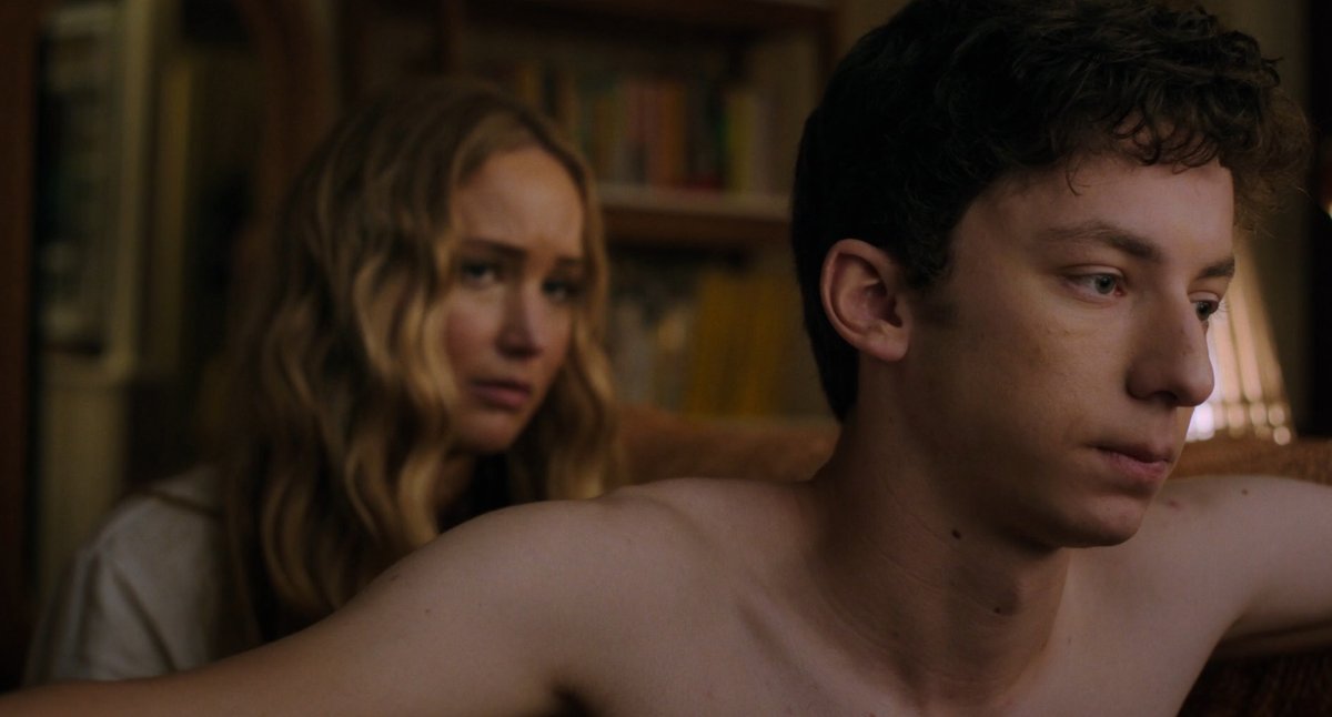 JackOCine's tweet photo. Pas assez immoral ni même assez drôle pour challenger quoi que ce soit, #LeChallenge évite le naufrage de justesse grâce à une Jennifer Lawrence investie et délicieusement décalée. Le reste s'oubliera malgré les échos engageants d'un discours social. https://t.co/b7ZpPso2fg