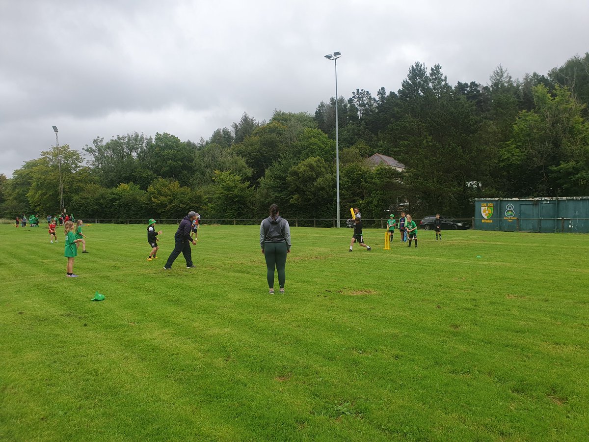 Dyffrynamanpe's tweet photo. Yn @BrynammanRFC heddiw ar gyfer gwersyll #FitFedFun. Plant yn mwynhau'r amryw o weithgareddau 🏏 🏉 

Hefyd, neis i'r plant gwylio cyhoeddiad o garfan Cymru yn fyw yng nghlwb y cyd-capten, @jacmogs7. 
#greensygwterfawr #ysbrydoliaeth 

@CymunedScarlets @WRU_Community @sportcarms https://t.co/ONuiyrEUuE