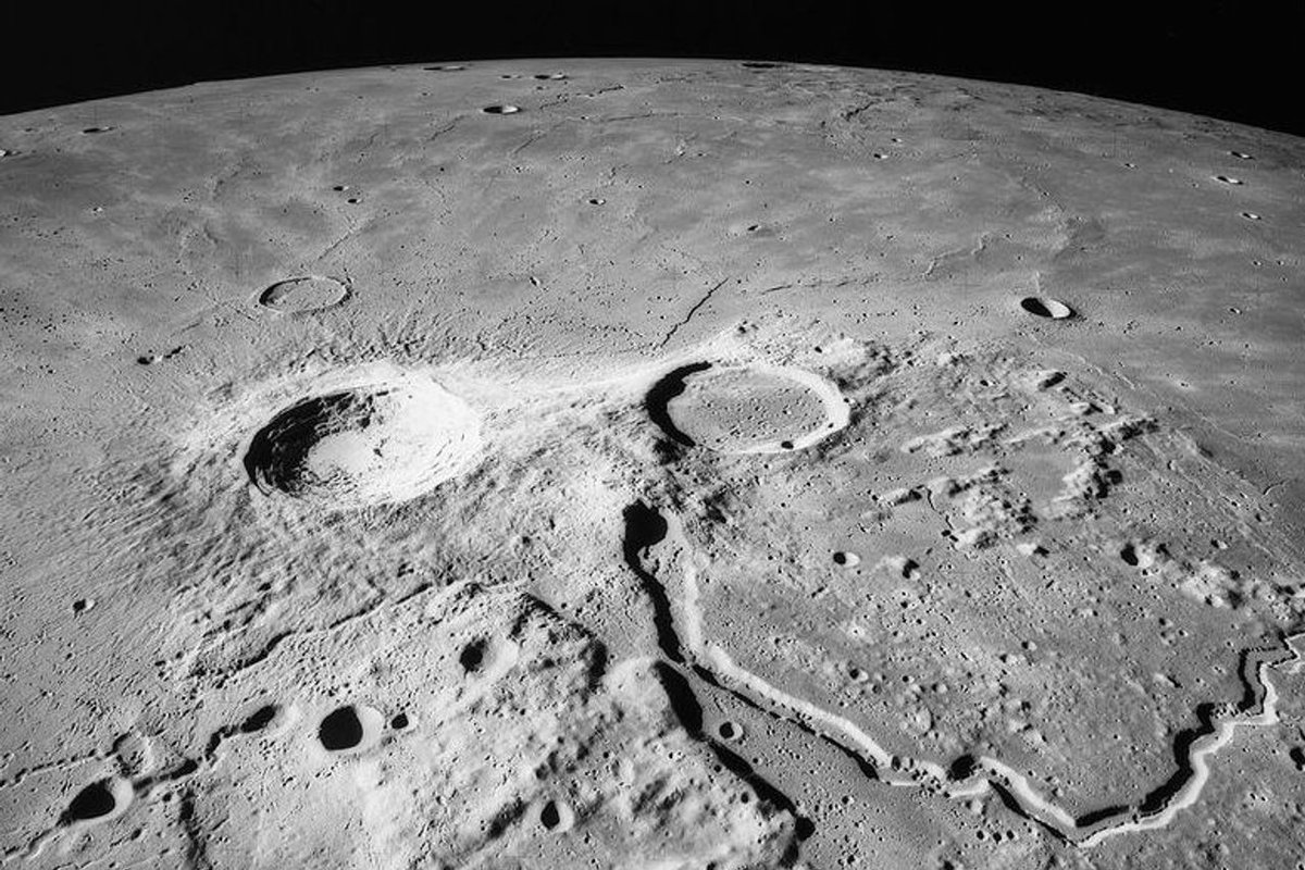 SpaceInMinutes's tweet image. #SpaceUpdate

China's rover maps hidden structures on the dark side of the moon.

China's Yutu-2 rover used Lunar Penetrating Radar (LPR) to map structures 984 feet deep under the moon's surface. The findings in Nature Communications reveal lunar history dating back billions of