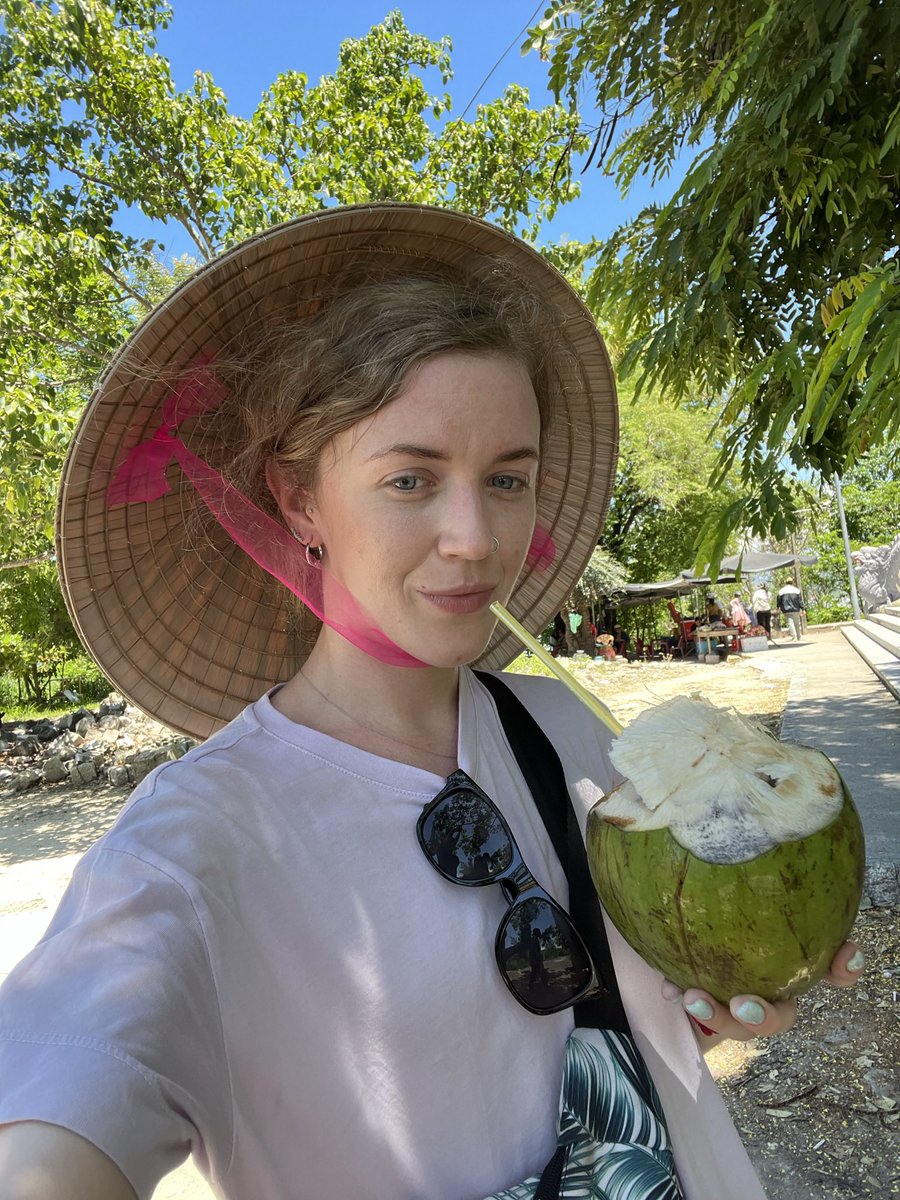 Хочу запустить рубрику 365 прикольных селфи за год )) и в конце года сделать колладж 🩷 и вот мое первое прикольное селфи с Вьетнама, в храме Будды Лонг Шон 🕉️