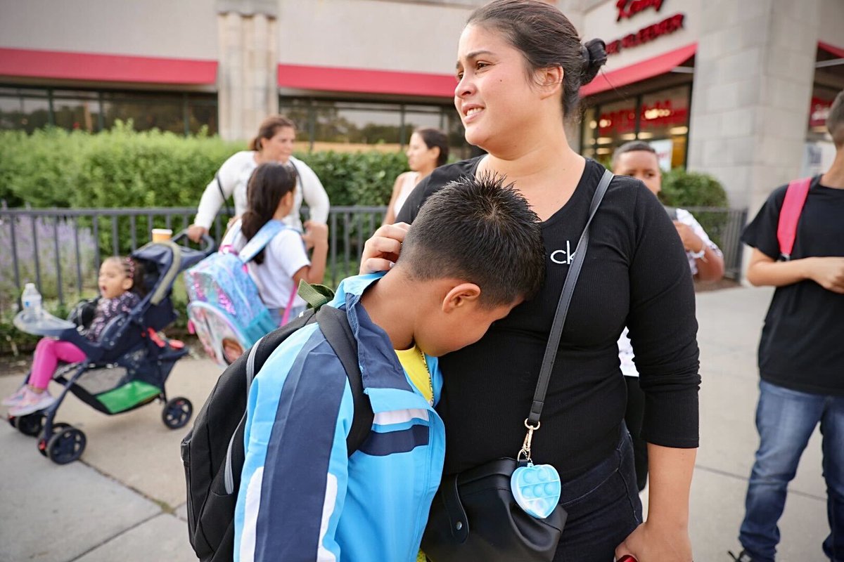 WBEZeducation's tweet image. Dozens of migrant families left their Rogers Park shelter this morning and walked their kids to Jordan Elementary for the first day of @ChiPubSchools. Many parents said they felt relieved to have their kids in school. @DenverManuel